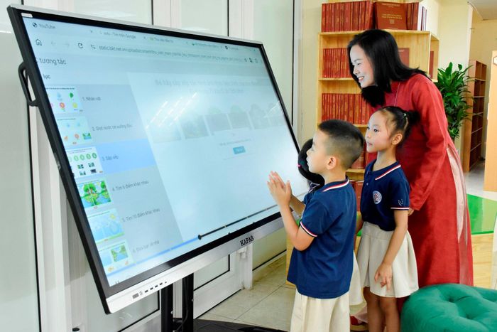 Học sinh được hướng dẫn cách khai thác nguồn học liệu số tại Trung tâm học tập cộng đồng xã Hoài Đức. Ảnh: Phạm Thảo