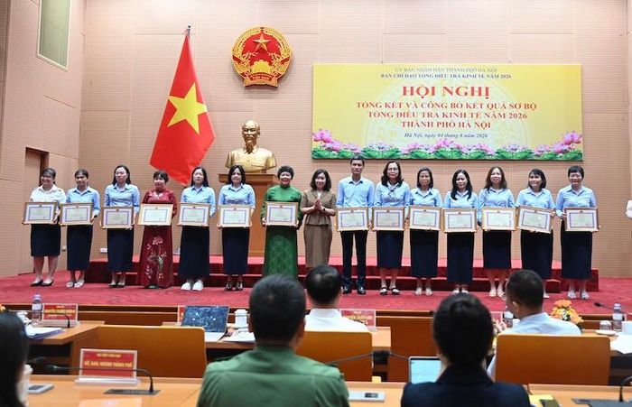 Cục trưởng Cục Thống kê Nguyễn Thị Hương trao Bằng khen của Bộ Tài chính cho các tập thể có thành tích xuất sắc trong triển khai Tổng điều tra kinh tế năm 2026 trên địa bàn thành phố. Ảnh: TA