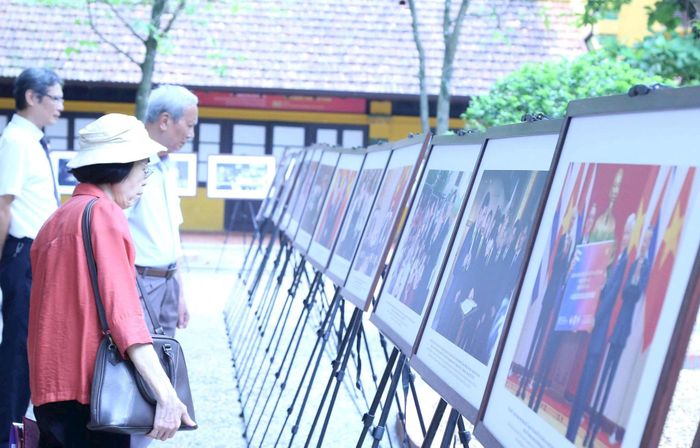 Người dân tham quan trưng bày tư liệu ảnh. Ảnh: Hoa Nguyễn