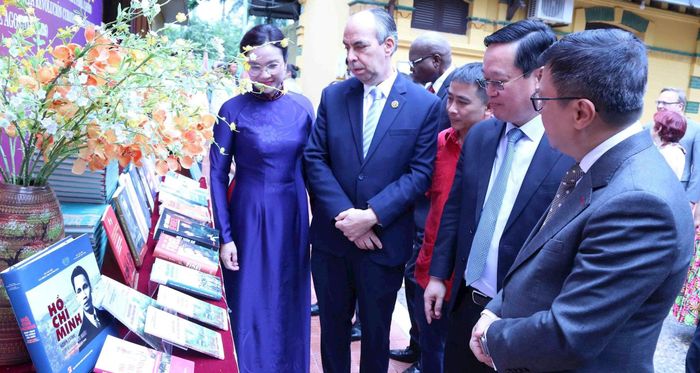 Các đại biểu tham quan trưng bày sách và tư liệu về Chủ tịch Hồ Chí Minh và Tổng Tư lệnh Fidel Castro. Ảnh: Hoa Nguyễn