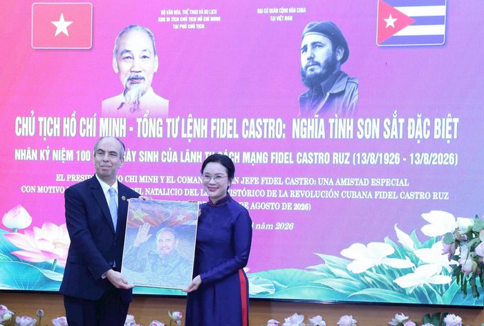 Bà Nguyễn Thị Phượng, Giám đốc Khu Di tích Chủ tịch Hồ Chí Minh tại Phủ Chủ tịch tiếp nhận bức tranh Tổng Tư lệnh Fidel Castro từ Đại sứ Cuba tại Việt Nam Rogelio Polanco Fuentes. Ảnh: Hoa Nguyễn
