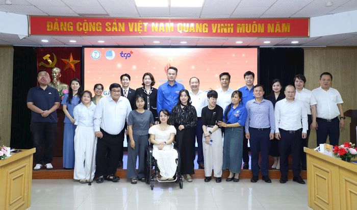 Các đại biểu cùng thanh niên khuyết tật tiêu biểu tại chương trình. Ảnh: Hải Lâm