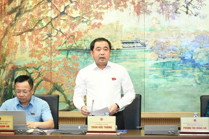 Ủy viên Bộ Chính trị, Bí thư Thành ủy, Trưởng đoàn đại biểu Quốc hội thành phố Hà Nội Trần Đức Thắng điều hành phiên thảo luận Tổ, chiều 4-8. Ảnh: Như Ý