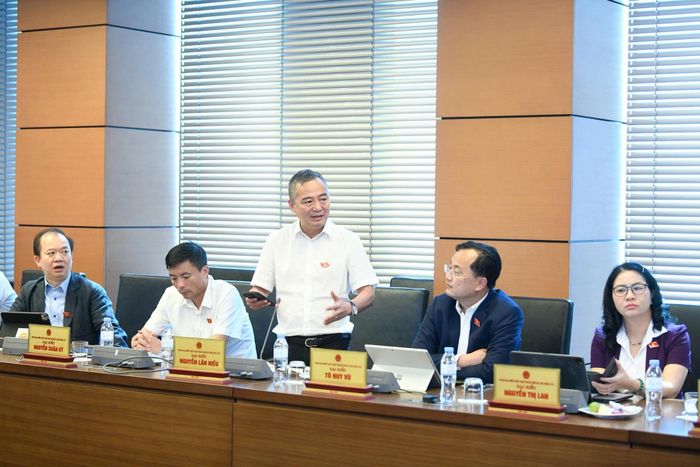 Đại biểu Quốc hội Nguyễn Lân Hiếu (Đoàn thành phố Hà Nội) thảo luận tại Tổ, chiều 4-8. Ảnh: Như Ý