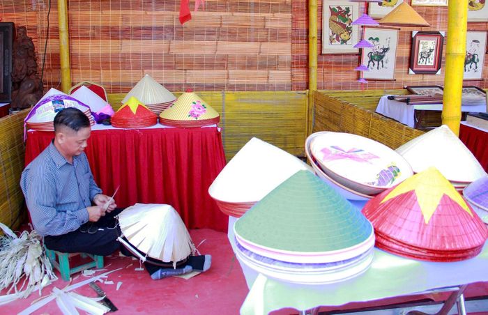 Nghệ nhân làng Chuông (xã Thanh Oai) thao diễn nghề truyền thống.