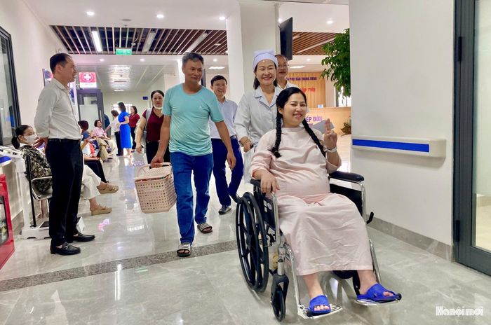 Niềm vui của sản phụ khi đến khám tại cơ sở 2, bệnh viện Phụ sản Trung ương. Ảnh: Hương Thảo