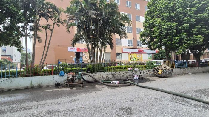 Xã Hoài Đức đang tiến hành công tác nạo vét cống rãnh, khơi thông các miệng thu nước, xử lý bùn đất, rác thải gây cản trở dòng chảy tại khu đường Cựu Quán, cổng chung cư Tân Việt ngày 4-8. Ảnh: Hậu Lộc