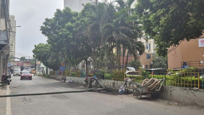 Các cơ quan chuyên môn của xã Hoài Đức tiếp tục kiểm tra, đánh giá nguyên nhân và đề xuất phương án đầu tư, nâng cấp hệ thống thoát nước tại khu vực khi đủ điều kiện. Ảnh: Hậu Lộc