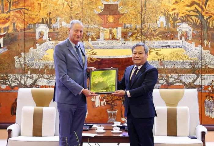 Chủ tịch UBND thành phố Hà Nội Vũ Đại Thắng tặng quà cho Đại sứ Israel tại Việt Nam Yaron Mayer. Ảnh: Viết Thành