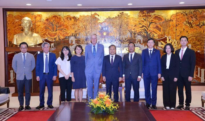 Chủ tịch UBND thành phố Hà Nội Vũ Đại Thắng và đại diện cán bộ thành phố Hà Nội chụp ảnh cùng Đại sứ Israel tại Việt Nam Yaron Mayer. Ảnh: Viết Thành