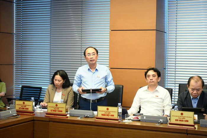 Đại biểu Lê Nhật Thành (Đoàn Hà Nội) phát biểu thảo luận Tổ chiều 4-8. Ảnh: Như Ý