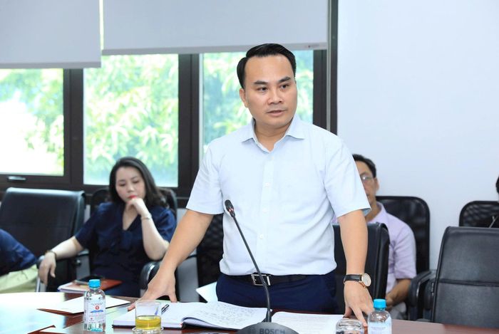 Phó Bí thư Đảng ủy, Chủ tịch UBND phường Tây Tựu Vũ Duy Hùng báo cáo tại cuộc làm việc. Ảnh: Hồng Thái