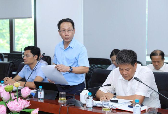 Phó Chủ tịch UBND phường Phú Diễn Cấn Đức Dũng báo cáo tại cuộc làm việc. Ảnh: Hồng Thái