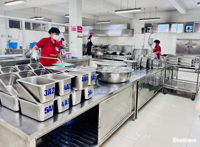 Bếp ăn bán trú Trường Tiểu học Phú Thượng đáp ứng các yêu cầu về vệ sinh, an toàn thực phẩm theo quy định. Ảnh: Tuệ Lâm