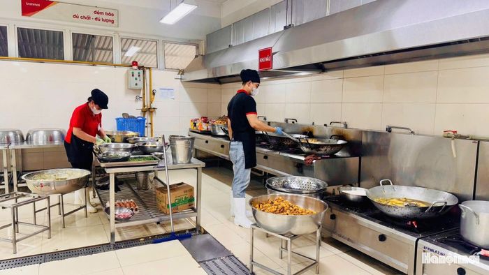 Nhân viên bếp ăn thực hiện chế biến thực phẩm theo quy trình một chiều tại Trường Tiểu học Phú Thượng. Ảnh: Tuệ Lâm
