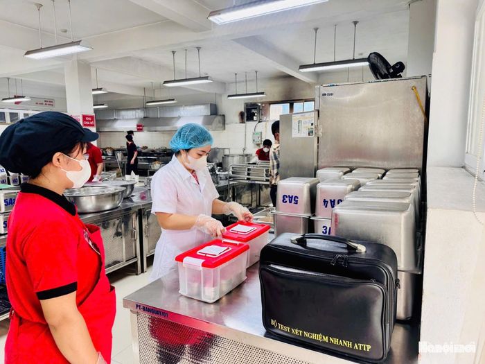 Bếp ăn bán trú tại các trường học trên địa bàn phường Phú Thượng được kiểm tra, giám sát định kỳ và đột xuất trong suốt năm học. Ảnh: Tuệ Lâm