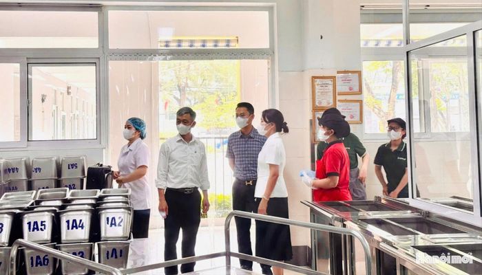 Lãnh đạo phường Phú Thượng kiểm tra công tác bảo đảm an toàn thực phẩm tại bếp ăn bán trú trên địa bàn. Ảnh: Tuệ Lâm