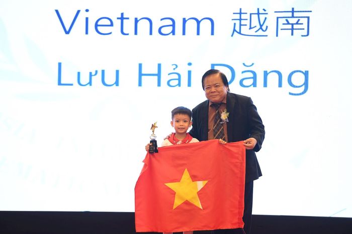 Em Lưu Hải Đăng (Trường Tiểu học và THCS Hà Nội - Thăng Long) được trao cúp International Star. Ảnh: BTC