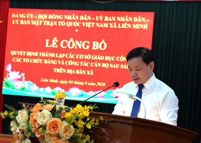 Bí thư Đảng ủy xã Liên Minh Nguyễn Tiến Toàn phát biểu tại sự kiện ngày 4-8. Ảnh: Đào Thắm
