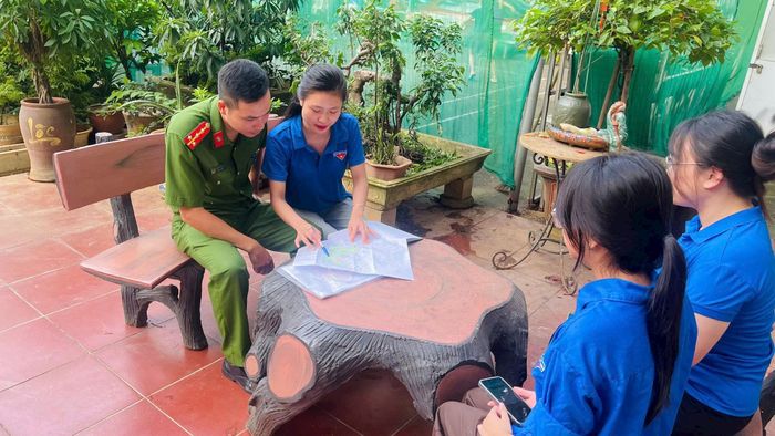 Đoàn viên thanh niên Hoàng Liệt tích cực tham gia làm sạch dữ liệu trên địa bàn. Ảnh TA.