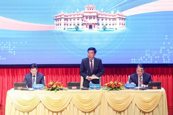 Thứ trưởng Bộ Ngoại giao Nguyễn Mạnh Cường (giữa) và các lãnh đạo Bộ Ngoại giao điều hành phiên họp. Ảnh: Anh Tuấn