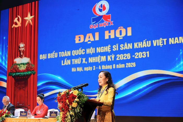 NSND Trịnh Thúy Mùi, Phó Chủ tịch Liên hiệp các Hội Văn học nghệ thuật Việt Nam, Chủ tịch Hội Nghệ sĩ sân khấu Việt Nam phát biểu tại đại hội. Ảnh: Phạm Tuấn Anh