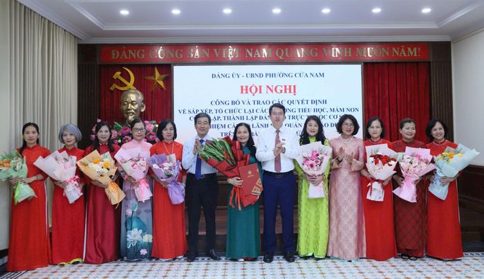 Các đồng chí Thường trực Đảng ủy phường Cửa Nam trao quyết định thành lập Trường Mầm non Quang Trung. Ảnh: PV