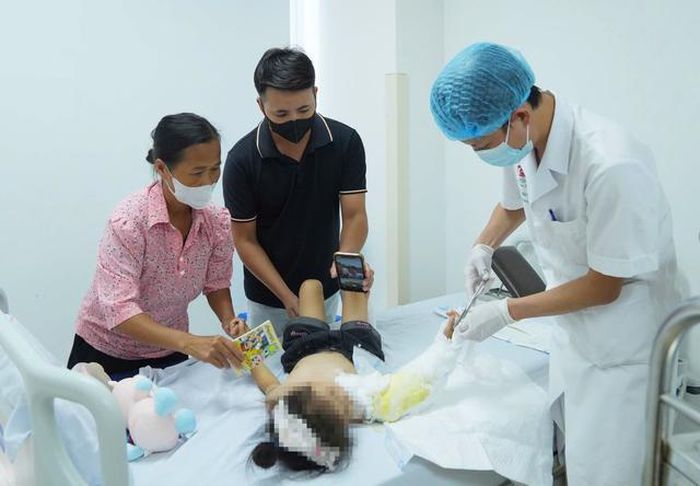 Sau phẫu thuật, cẳng tay và bàn tay phải của bệnh nhi hồng ấm, tuần hoàn chi được duy trì tốt, cho thấy tình trạng tưới máu của cánh tay được bảo đảm. Ảnh: BVCC