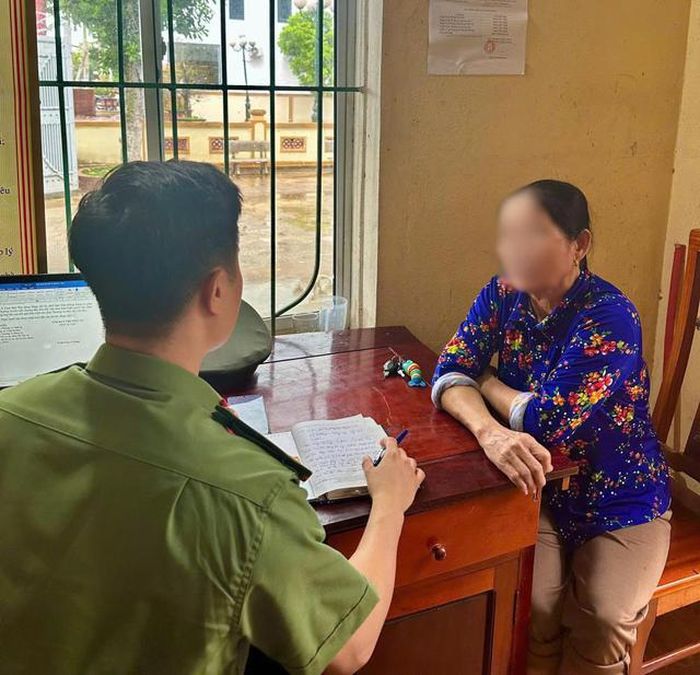 Công an giải thích, hướng dẫn bà S. nhận diện thủ đoạn của các đối tượng và kịp thời dừng giao dịch. Ảnh: CAHT.