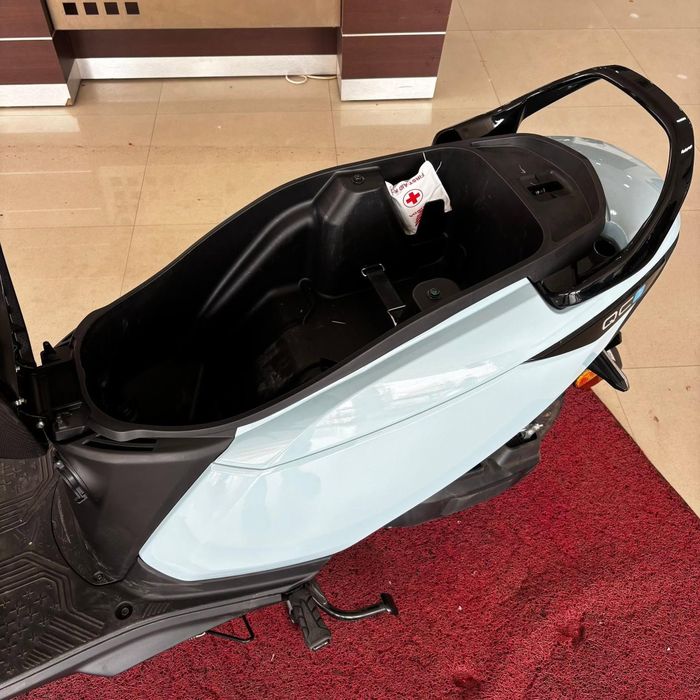 Honda còn bố trí thêm hộc chứa đồ phía trước dung tích 1,45 lít