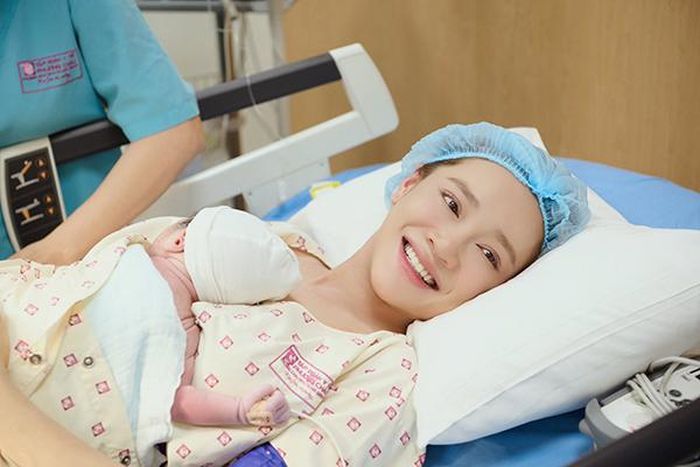 Kể từ lúc sinh em bé thứ 3, Nhã Phương lui vào hậu trường chăm sóc gia đình và con cái.