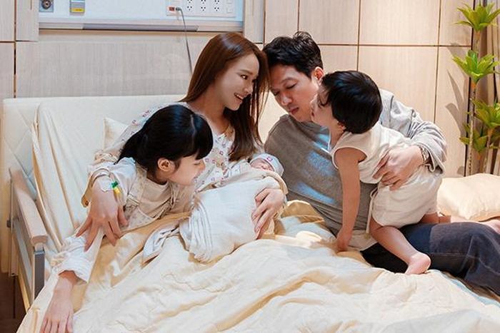 Trường Giang và Nhã Phương bén duyên khi cùng tham gia bộ phim điện ảnh 49 Ngày vào năm 2015. Sau khoảng 3 năm tìm hiểu và yêu nhau, cặp đôi tổ chức đám cưới vào tháng 9/2018 trong sự chúc phúc của gia đình, bạn bè và người hâm mộ.