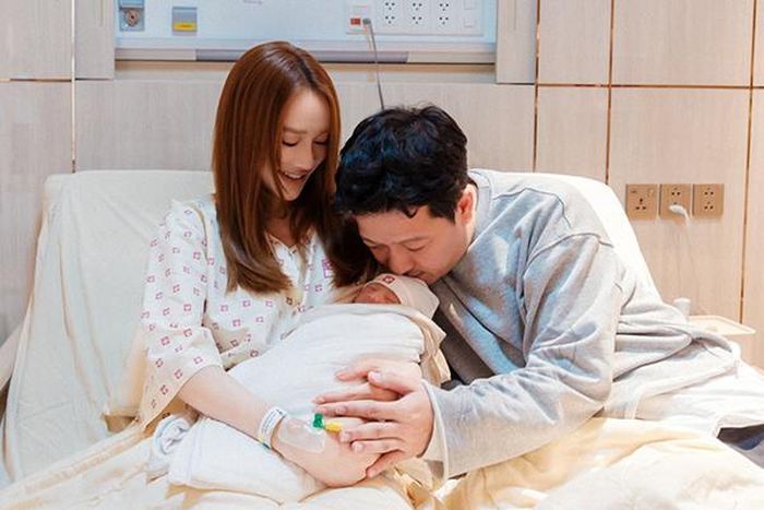 Về đời sống hôn nhân của Trường Giang - Nhã Phương, trong làng giải trí Việt, họ được xem là một trong những cặp đôi nhận được nhiều sự quan tâm của khán giả. Sau những sóng gió trong chuyện tình cảm trước khi kết hôn, cả hai đã cùng nhau xây dựng tổ ấm hạnh phúc và ngày càng nhận được sự ngưỡng mộ từ công chúng.