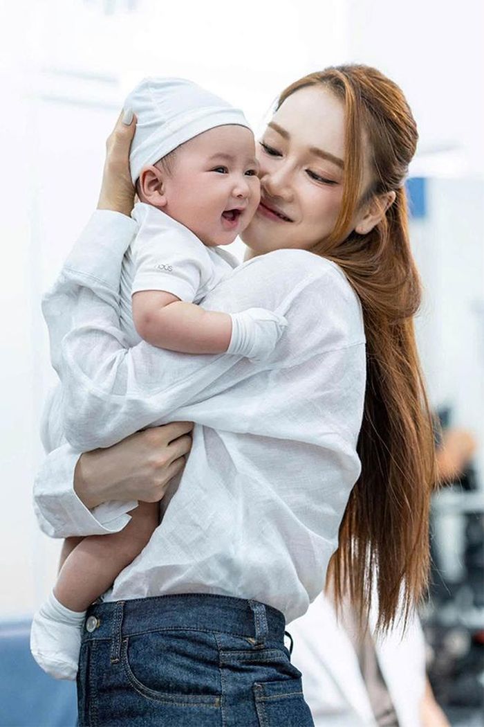 Nhã Phương mới đây đã đưa bé Joy đi tiêm phòng và em bé gây chú ý bởi vẻ ngoài khỏe mạnh, kháu khỉnh.
