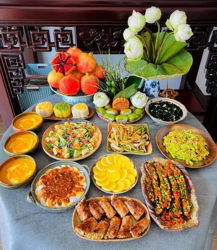 Lưu ý là bày biện mâm cỗ nên gọn gàng, sạch sẽ, tránh để thức ăn tràn đầy đổ ra ngoài.