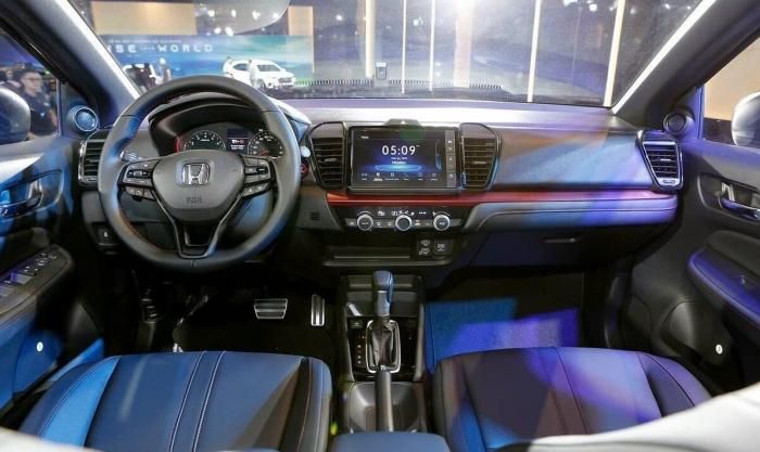 Honda City trang bị ghế bọc nỉ quen thuộc của dòng xe hạng B.