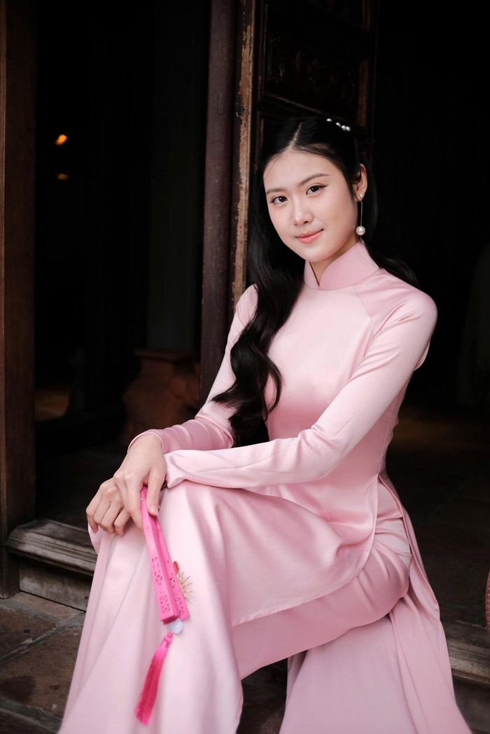 Theo người đẹp Hải Phòng, ở tuổi 18 tham gia cuộc thi nhan sắc cấp Quốc gia, may mắn lớn nhất của cô là luôn có gia đình ở bên quan tâm, động viên. "Gia đình chính là hậu phương vững chắc nhất, là nơi tiếp cho tôi thêm sức mạnh và sự bình yên để có thể thăng hoa hết mình trên sân khấu", Vân Hà chia sẻ.