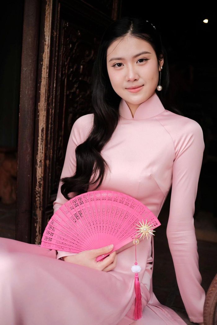 "Trải qua vòng nhân trắc học với chiều cao 1m74 cùng số đo 3 vòng 78-63-94cm, các chuyên gia có dành lời khen cho tỷ lệ hình thể của tôi khi sở hữu đôi chân dài cân đối với cơ thể, cùng đường thắt eo rõ nét. Bên cạnh đó, các chuyên gia cũng đưa ra một vài góp ý rất chuyên nghiệp và hữu ích giúp mình hiểu thêm về cơ thể để hoàn thiện hơn mỗi ngày", Vân Hà chia sẻ.