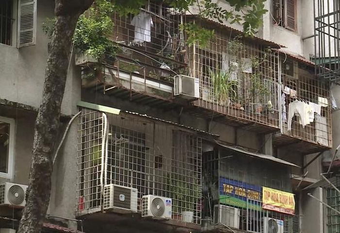 Cận cảnh một góc chung cư cũ số 23 Hàng Tre.