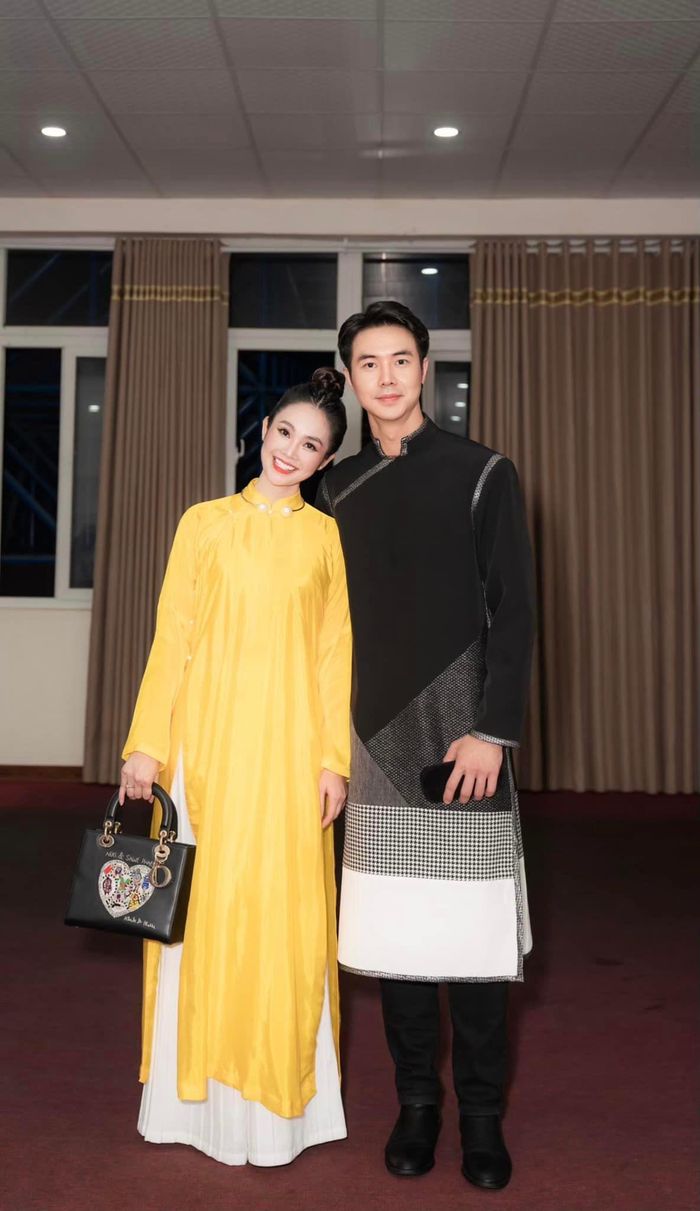 Diễn viên Phùng Đức Hiếu và vợ là MC Nguyễn Thùy Linh.