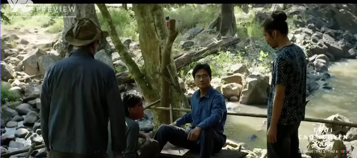 A Lang tìm thấy A Dũi trong rừng. Ảnh VTV