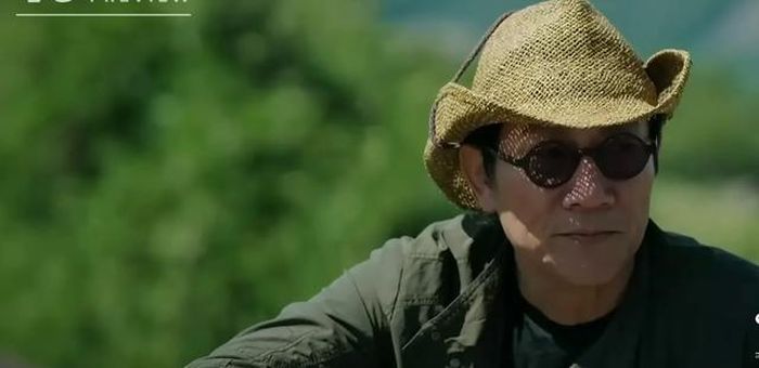 Ông Lok bắt tay với đối tượng tài trợ cho các hoạt động chống phá. Ảnh VTV