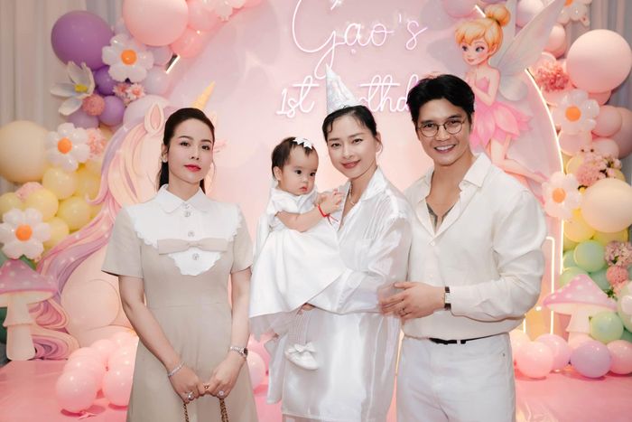 Khách mời nổi tiếng của bữa tiệc còn có diễn viên Nhật Kim Anh, siêu mẫu Xuân Lan, ca sĩ Tóc Tiên, Đồng Ánh Quỳnh,...