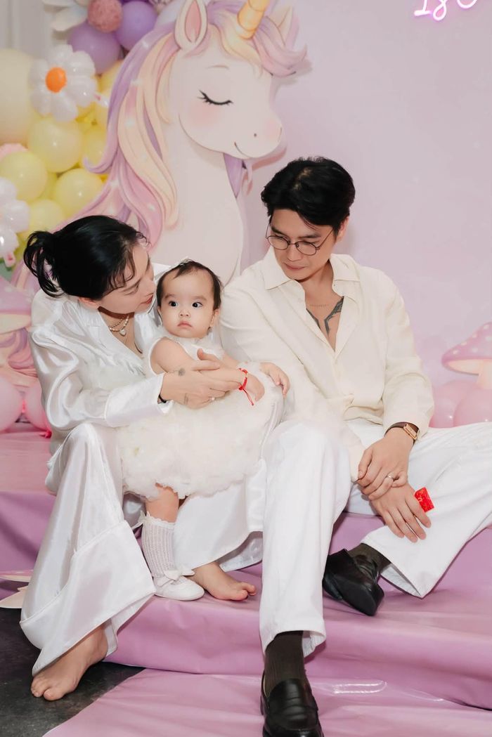 Gia đình Ngô Thanh Vân - Huy Trần diện trang phục tông trắng đồng điệu, xuất hiện tại bữa tiệc. Bé Gạo được các khách mời khen mũm mĩm, tròn xoe dễ thương.