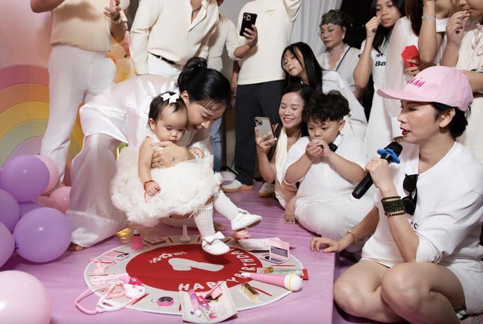 Bé Gạo được chơi trò bốc đồ đoán tương lai trước sự cổ vũ cuồng nhiệt của siêu mẫu Xuân Lan cùng các khách mời. Trò chơi này được coi nghi thức truyền thống trong tiệc thôi nôi để dự đoán nghề nghiệp sau này của em bé.