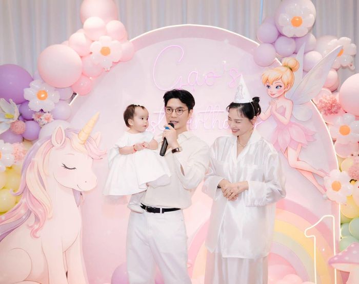 Đáp lại thắc mắc của Ngô Thanh Vân, ngay dưới hình ảnh, nhiều fan hài hước đồn đoán: "Em tương lai làm bất động sản rồi mẹ ơi"; "Em Gạo làm thầy phong thủy chăng?"; "Con thích đi du lịch khám phá, blogger review nổi tiếng giống ba Huy"; "Là Gạo sẽ đi khám phá khắp thế giới và phía sau lưng chắc chắn là sự hậu thuẫn của ba mẹ đó";... 