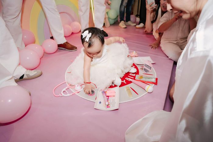 Đáng chú ý, Ngô Thanh Vân bày tỏ sự ngạc nhiên khi trong rất nhiều nghề nghiệp trên bàn để lựa chọn, bé Gạo lại chọn đúng chiếc la bàn: "Con bóc la bàn là sao hả các mum ơi"?. 