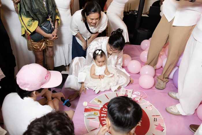 Ở một khoảnh khắc khác, bé Gạo chọn một chiếc muỗng trong tiếng reo hò của mọi người. Dẫn dắt trò chơi này, Xuân Lan dự đoán bé Gạo sẽ nối nghiệp đầu bếp, mở nhà hàng giống bố.