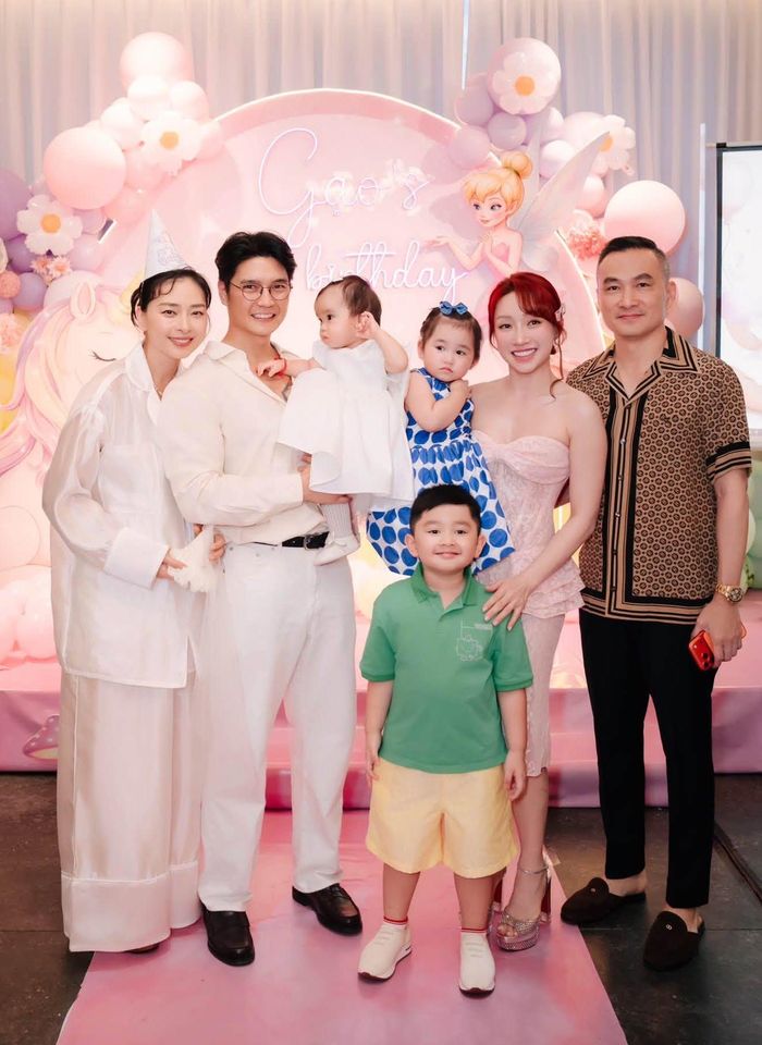 Ngô Thanh Vân mời các thành viên trong gia đình và một số bạn bè thân thiết dự tiệc tại nhà hàng của vợ chồng Chi Bảo - Lý Thùy Chang. Theo bà xã diễn viên "Đồng tiền xương máu", hai bé Gia Khang và Gia Linh lần đầu gặp bé Gạo đã tỏ ra quý mến. Bé Gia Khang còn chủ động tiến đến ôm em để chúc mừng sinh nhật.