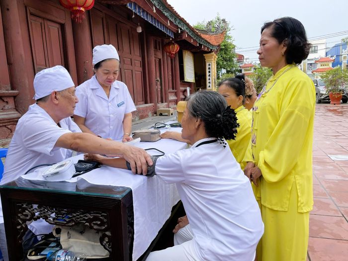 Các bác sĩ, y tá chăm sóc sức khỏe cho thành viên trong CLB. Ảnh: TD